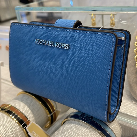 Michael Kors Medium Saffiano Leather Wallet
South Pacific
NWT - Picture 2 of 16